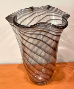 lot 246 image: Amazing Art Glass Vase