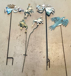 lot 258 image: Delightful Yard Decor