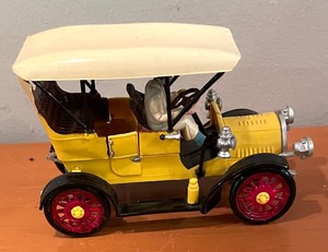 lot 302 image: Three Vintage Car Models