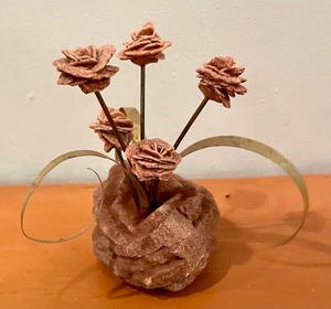 lot 304 image: Delightful Decor