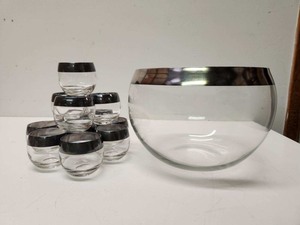 lot 201 image: Vintage 1970s Dorothy Tharp Style Puch Bowl Set wGlasses