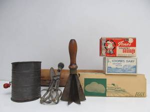 lot 12 image: Nice Group of Old Primitive Items