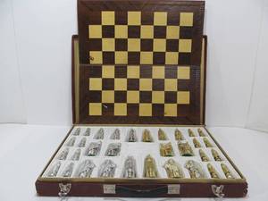 lot 83 image: Excellent Vintage Gallant Knight Chess Set by Kingsway Florentine