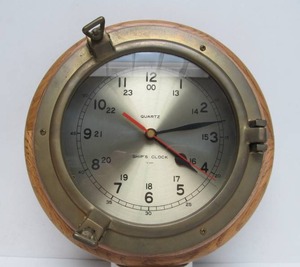 lot 87 image: Vintage Brass & Oak Porthole Ship Clock