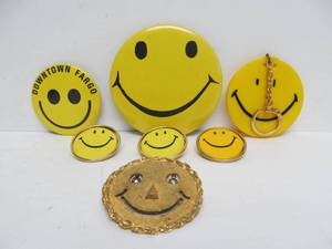 lot 92 image: Group of Vintage Smiley Face Pins Buttons & Jewelry
