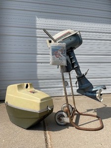 lot 4 image: Hard to Find Vintage EVINRUDE Lightwin 3hp Folding Outboard Motor wOriginal Carrying Case
