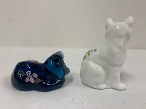 lot 196 image: 2 Vintage Hand Painted Signed Fenton Glass Cats