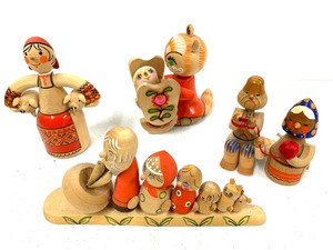 lot 184 image: Very Nice Hand Painted Russian Wood DollFigures
