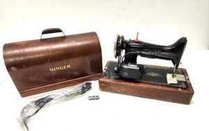 lot 271 image: Antique SINGER Sewing Machine wDone-Top Case
