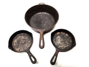 lot 275 image: Lot of 3 Vintage Cast Iron Skillets