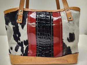 lot 285 image: Excellent Hand Made Designer Leather Purse.