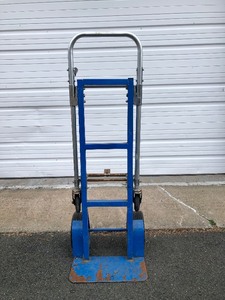 lot 320 image: Heavy Duty Convertible Hand Truck