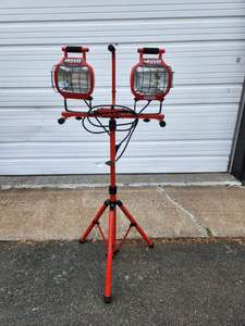 lot 261 image: Quality Like-New Heavy Duty HUSKY Twin-Head Work Light