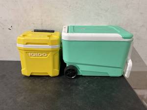 lot 121 image: LOT OF 2 Igloo Coolers - Yellow Latitude 16qt Roller Cooler and Mint Wheelie Cool 38qt Cooler