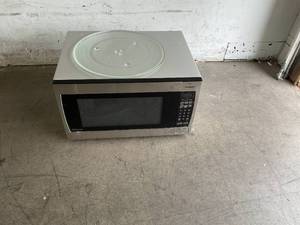 lot 137 image: Panasonic Microwave Oven - 2.2 Cu ft, 1250W - Stainless SteelBlack