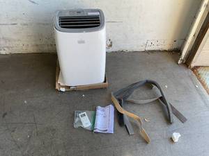 lot 170 image: BLACKDECKER 8,000 BTU White Portable Air Conditioner weith Remote Control