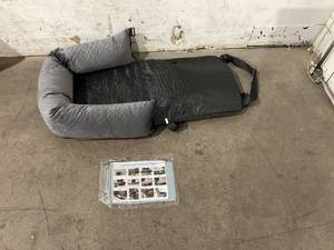 lot 200 image: Bochao Grey Quilted Dog Car Seat