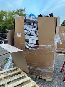 lot 358 image: Wholesale Lot of Assorted Bathroom Trim - Towel Bars, Toilet Paper Holders, Robe Hooks, Towel Rings, Etc....