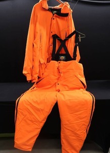 lot 29 image: 2 PEICE CABELAS 4XL BLAZE ORANGE HUNTING SET