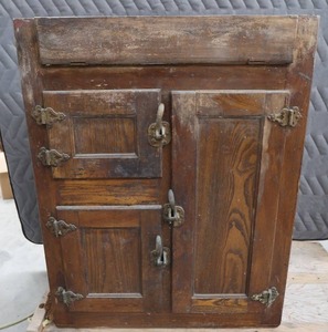 lot 36 image: VINTAGE WOODEN  ICE BOX WITH METAL INSIDES