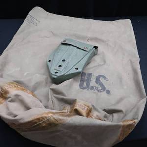 lot 41 image: VINTAGE ARMY ISSUE COLLAPSABLE SHOVEL IN A BELT CASE ARMY BAG