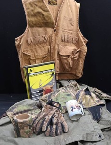 lot 46 image: ARMY GREEN PONCHO LOOKS LIKE ARMY ISSUE AND OTHER CAMO
