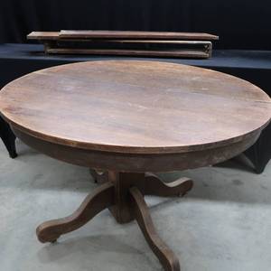 lot 48 image: ANTIQUE MAPLE ROUND TABLE WITH 3 LEAVES