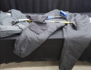 lot 51 image: MENS SNOW PANTS 4XL AND XL  BIBS ,SCARF AND SNOW SCRAPERS