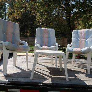 lot 75 image: 3 WHITE PLASTIC HIGH BACK PATIO CHAIRS  TABLE  CUSHIONS
