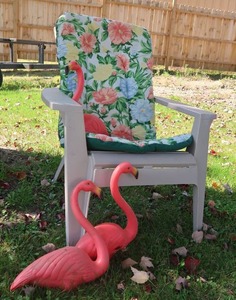 lot 78 image: WHITE PLASTIC ADIRONDACK CHAIR WITH FLAMINGOS
