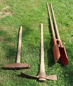 lot 82 image: POSTHOLE DIGGER  PICKS
