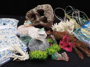 lot 89 image: AQUARIUM DECOR AND DECO STONES