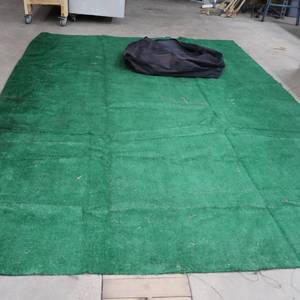 lot 104 image: 8 FT X 12 FT GREEN OUTDOOR CARPET AND HUGE BLACK CANVAS ZIPPER BAG