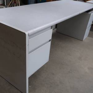 lot 121 image: 90 BY 30  VERY STURDY METAL AND FORMICA DESK