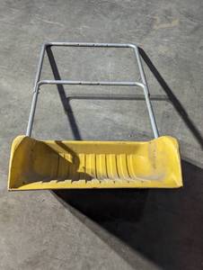 lot 6 image: Large snow scoop
