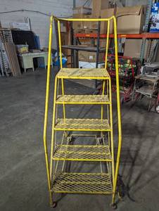 lot 7 image: 5 step Platform Rolling Stair Case