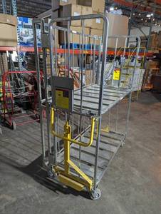 lot 8 image: FoldingCollapsible parcelluggage carttrailer