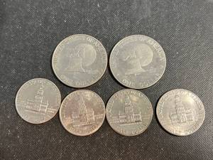 GROUP OF 6 COINS 2 EISENHOWER DOLLARS 4 KENNEDY HALF DOLLARS