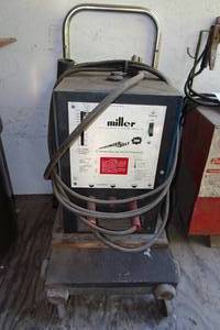 lot 210 image: Vintage Miller Thunder Bolt 225V Arc Welder