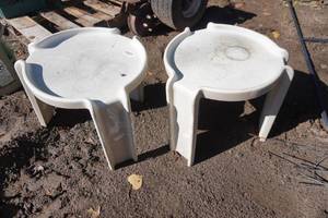 lot 185 image: 2 Plastic Patio Side Tables
