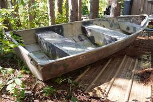 lot 15 image: 13 Aluminum Boat