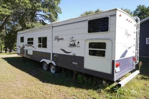lot 8 image: 2005 Pilgrim 377BH-SS 34 Bumper Pull Camper with Slide Out