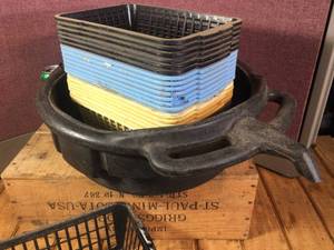 lot 99 image: Oil Pain - Organizer Storage Baskets