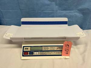 lot 12 image: MSRP $1400 Detecto 6730 Digital Pediatric Infant Puppy Vet Weighing Scale - Needs Batteries -&nbsp8 D size alkaline batteries -&nbspGood Working Condition