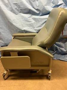 lot 44 image: WOW MSRP $2200&nbspLumex Deluxe Clinical Extra Comfort Care Recliner Resident Patient Bariatric Recovery Geri Chair With Shock & Dialysis&nbspPositions & Extra Wide Seat 24 350Lb. Capacity- Flip Up Double Sided Trays - Great Condition