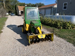 lot 6 image: John Deere 318 Lawn Tractor w Snowblower