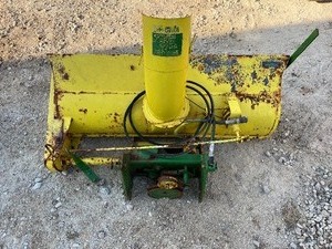 lot 10 image: John Deere 49 Snowblower