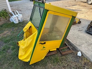 lot 9 image: John Deere Cab