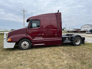 lot 1 image: 1999 Volvo Toter Rig