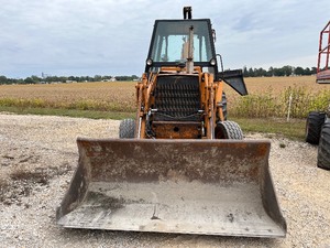 lot 4 image: Case 580C Backhoe